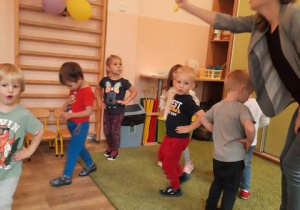 Dzieci tańczą w sali trzymając ręce na biodrach